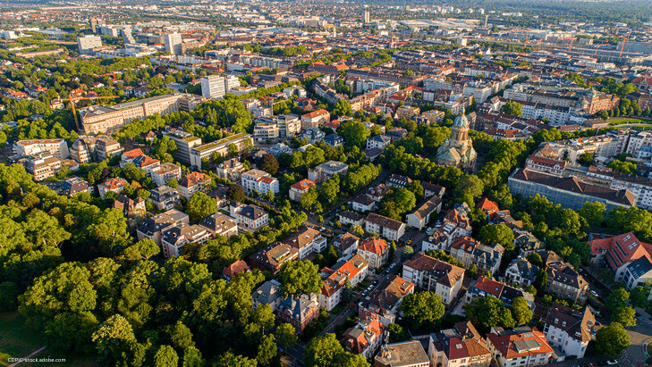 Auf dem Bild ist die Stadt Mannheim von oben zu sehen.