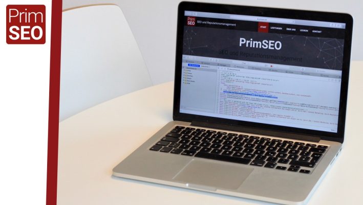 Geöffnetes Laptop mit PrimSEO-Website zum Thema Relaunch und SEO