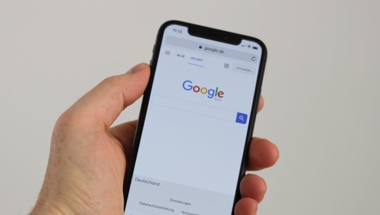 Handy mit Google-Bildschirm - Die richtige Strategie für Google Ads