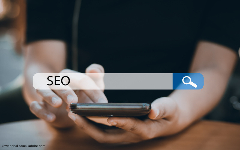Mann gibt das Wort SEO in die Suchleiste ein