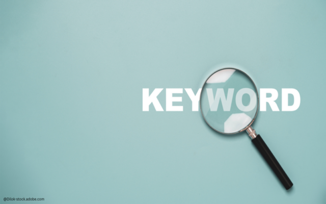 Eine Lupe untersucht das Wort "Keyword"
