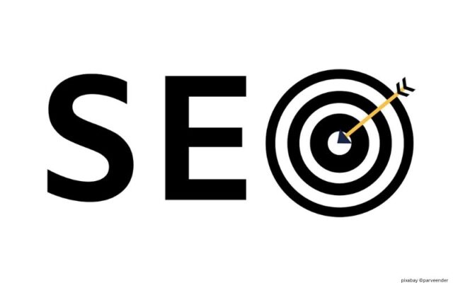 Das Wort "SEO". Das "O" ist als Zielscheibe dargestellt mit einem Pfeil in der Mitte