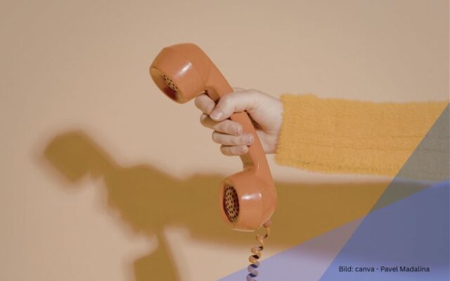 Alter Telefonhörer in orange wird von einer Frauenhand entgegengestreckt zum Thema eines Beitrags in WAZ - Telefon als Tatwerkzeug mit Dr. Thomas Bippes
