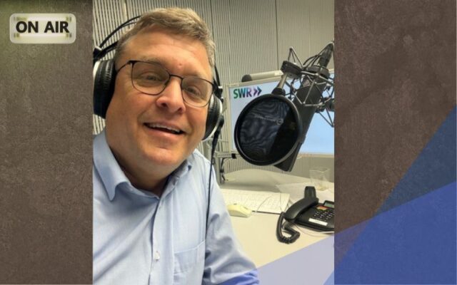 Dr. Thomas Bippes als Experte für Kommunikation zum Thema Telefonkultur im Studio bei WDR Quarks